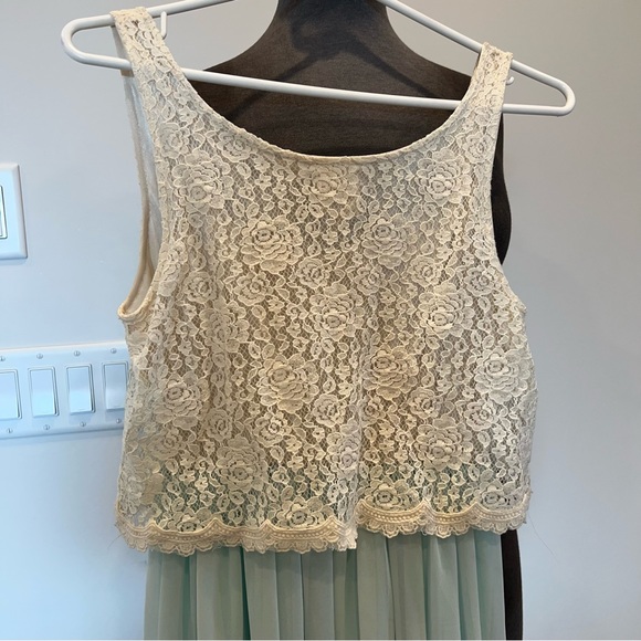 Elegant Lace and Flowy Mint Dress - Picture 5 of 9